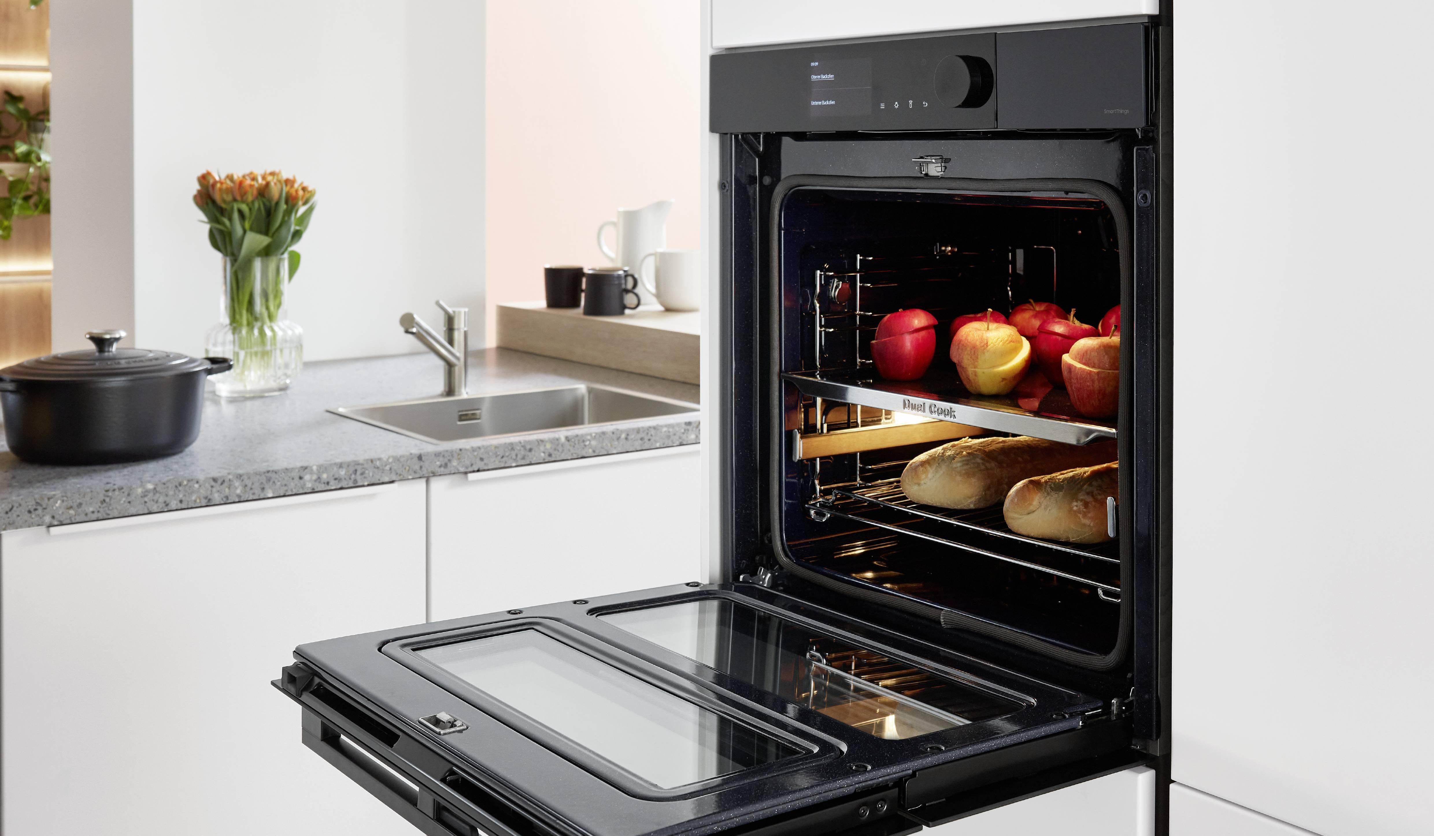 Nobilia Mattweiß grifflos mit SAMSUNG-Backofen-Einbaugerät aufgeklappt
